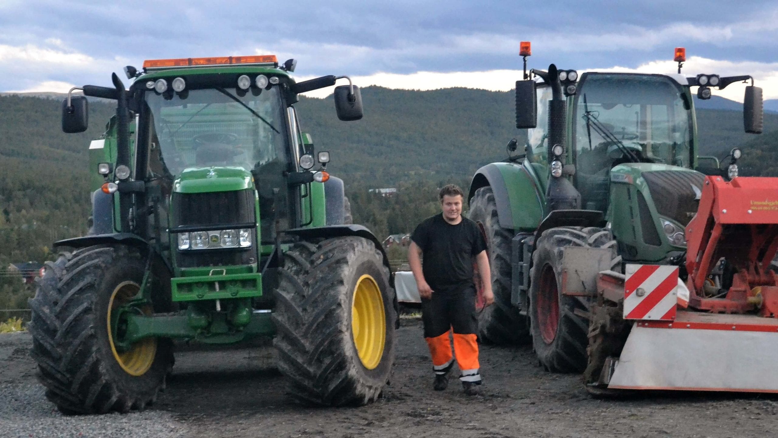Bilde viser mann og traktor